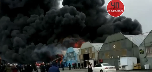 (VIDEO) Flăcări uriașe într-o piață din Rusia