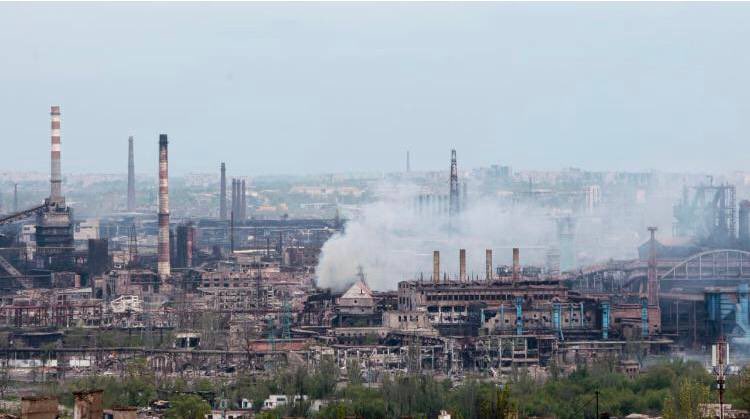 (FOTO) Semnele tragediei pe ușile apartamentelor din Mariupol