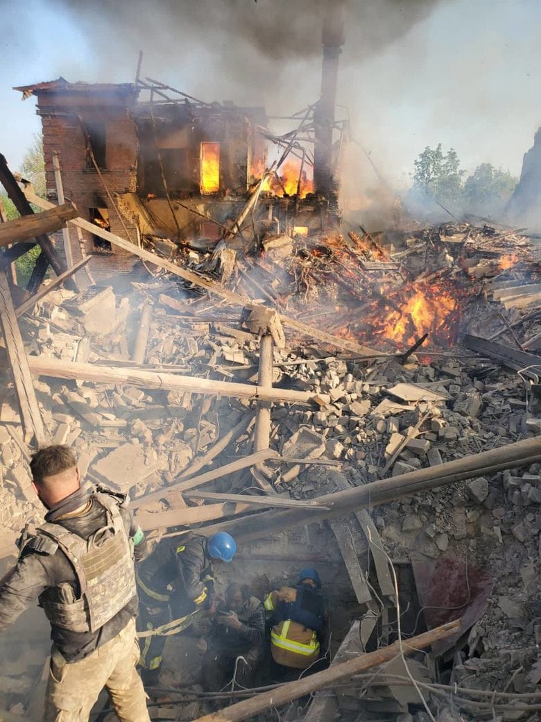 (VIDEO) Bombardament la școală:  zeci de oameni sub dărâmături