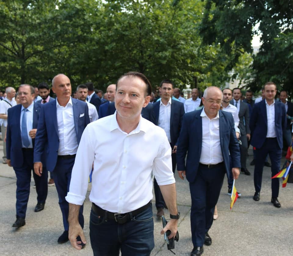 Cîţu iar comentează de pe margine