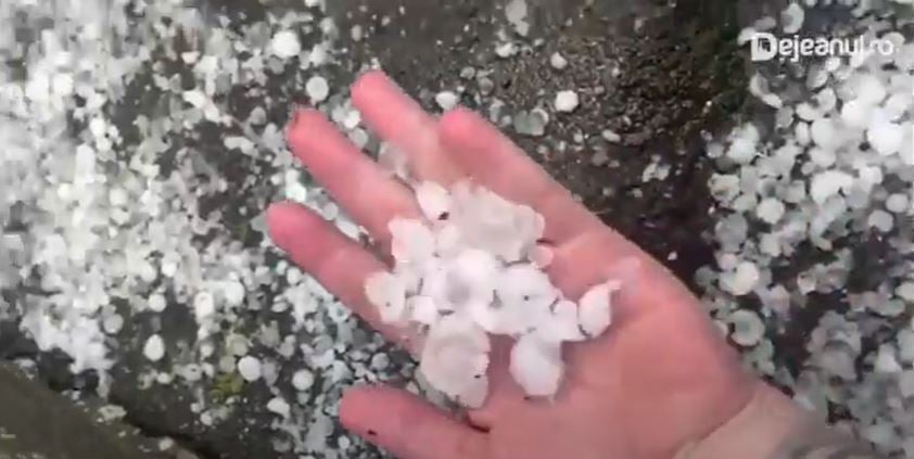 Grindină în Ardeal și furtuni în Moldova