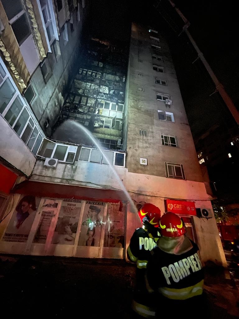 (VIDEO) Incendiu în capitală: Un bloc a fost cuprins de flăcări