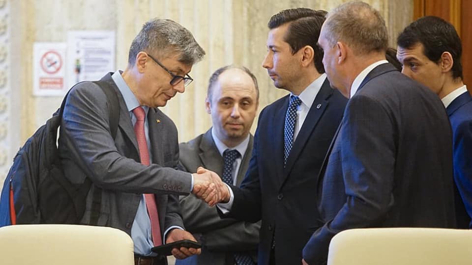 ”Hoţul ăsta, nevastă-sa are opt benzinării de la OMV Petrom”