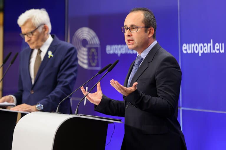 Cazul Huawei: trei europarlamentari români investigați de Bruxelles