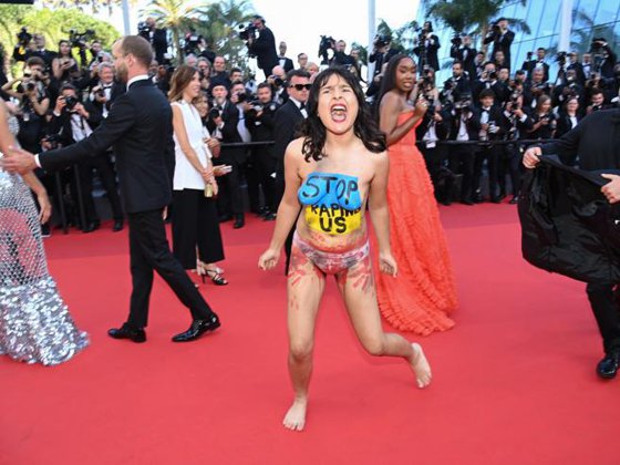 Protest în pielea goală la Cannes