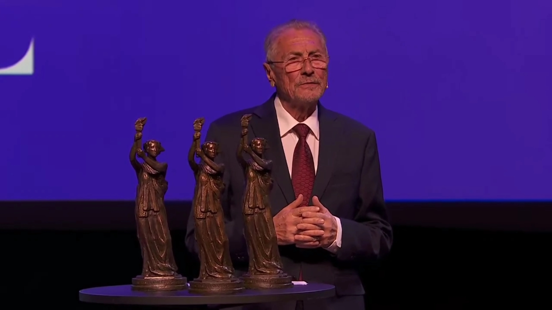 Emil Constantinescu a premiat o jurnalistă rusă