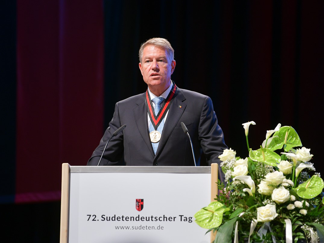 (VIDEO) Klaus Iohannis, cu premiul de gât