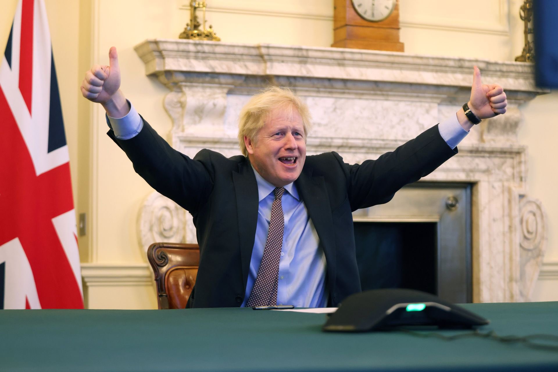 Cu uscătorul de păr în nas ca să ucidă coronavirusul. Boris Johnson a întrebat specialiștii