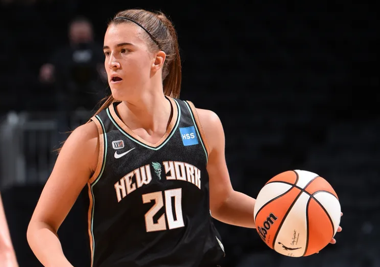 O baschetbalistă de origine română face istorie în campionatul american