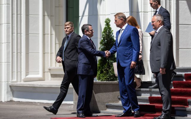 Sus și tare, gros și mare! (3)