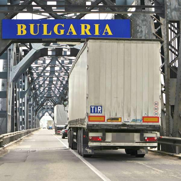 Trei ore de aşteptare în vamă pentru tiruri