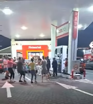 Protest cu horă la benzinărie