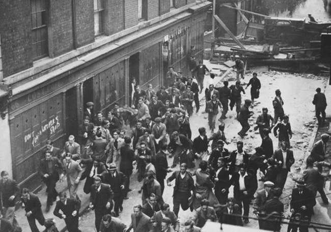 O cafteală politică și războinică, sprințară și cam nărăvașă