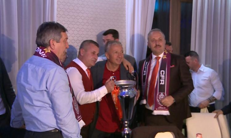 Mă uitai la jocul Clujului!
