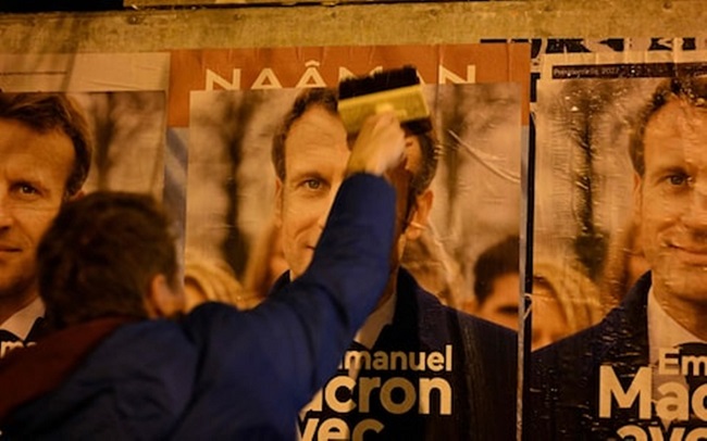 Lipitorul de afișe e cheia și lăcata politicii românești – SF Politic