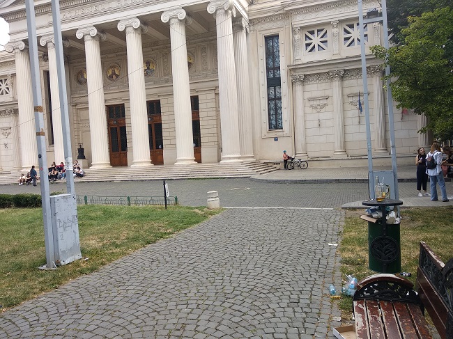 Un leu pentru Ateneu sau pentru gunoiul meu (fotoreportaj)