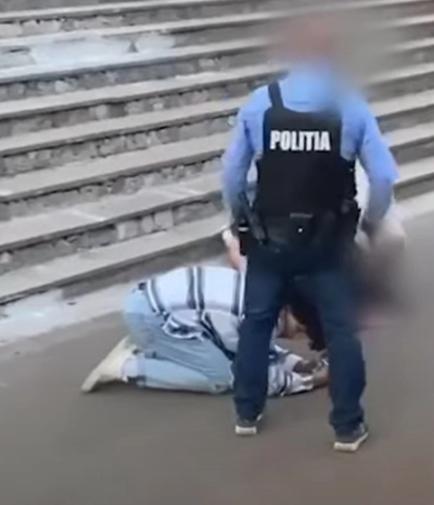 (VIDEO) Polițist, lovind cu bastonul 