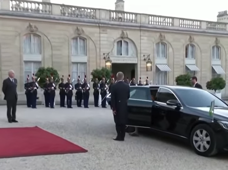 (VIDEO) Macron a bătut palma cu „dușmanul”