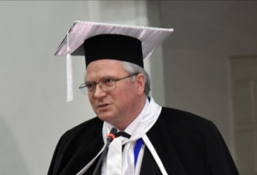 Doctorul Tinică face saună cu dumnezeul penibilului siropos