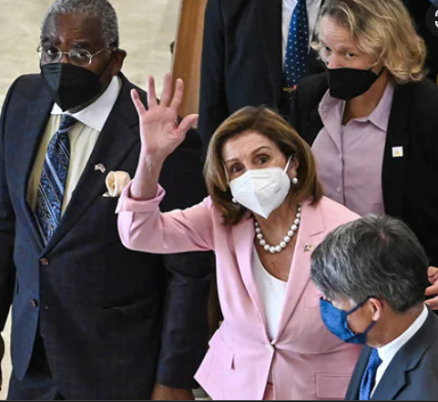 Cealaltă față a vizitei lui Pelosi: I-a lăsat cu peștele-n baltă