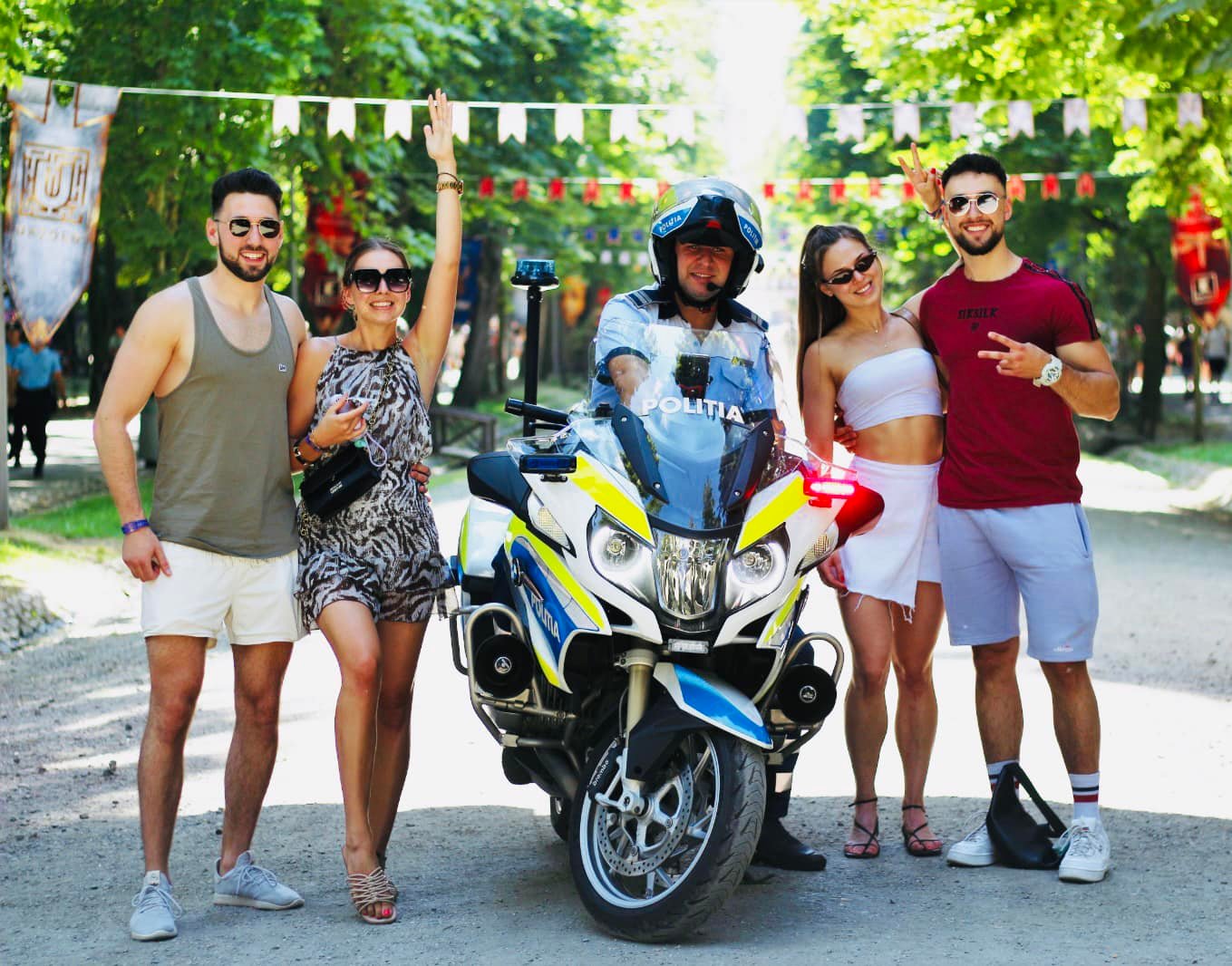 UNTOLD – Jandarmii lui Bode au stat la poze, ca maimuțele