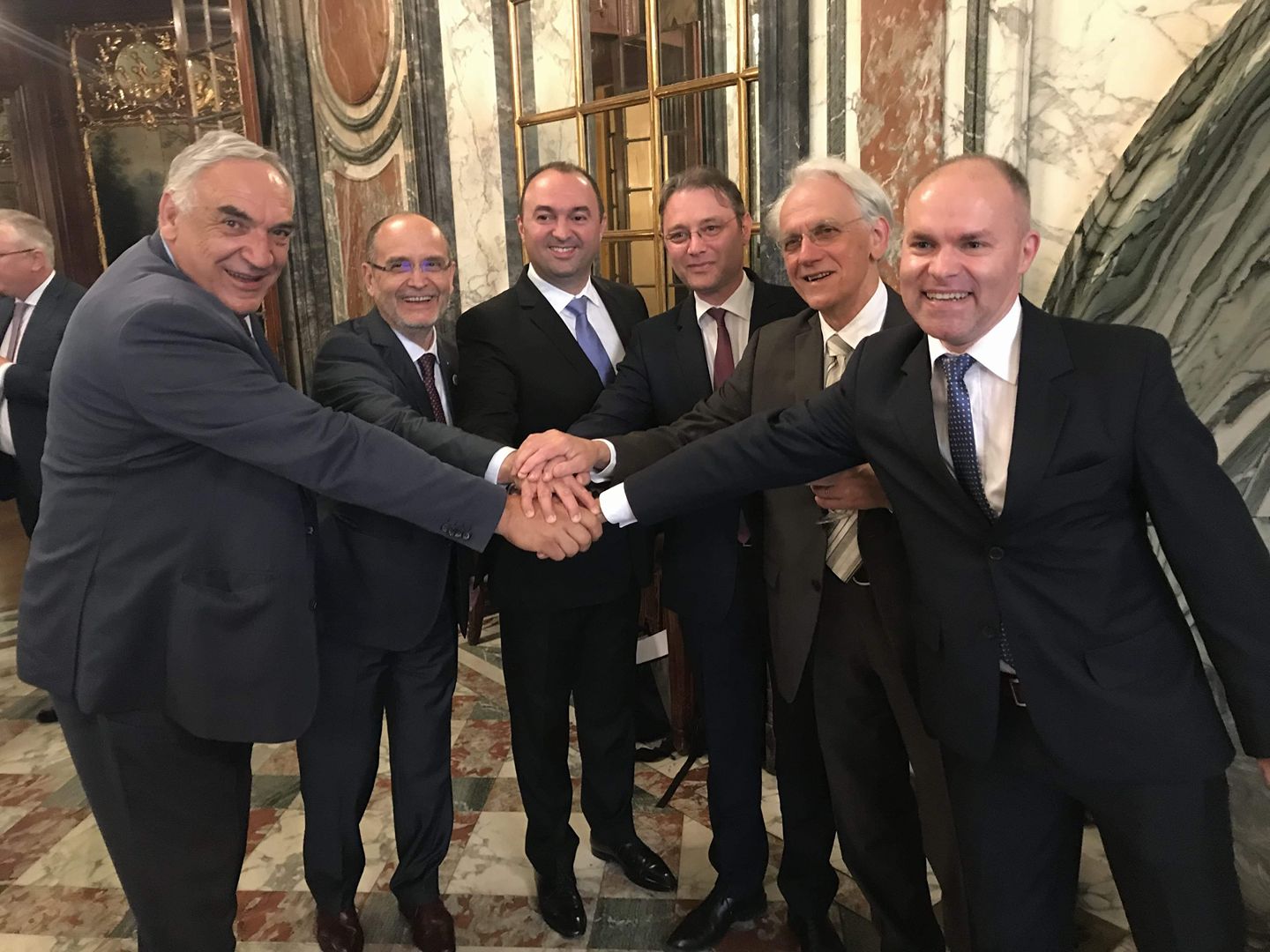 Milionar în euro, angajat pe 3500 de lei în Parlament