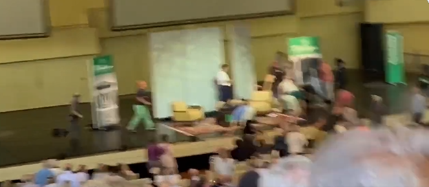 (VIDEO/UPDATE) Scriitorul Salman Rushdie, înjunghiat și în gât, și în abdomen