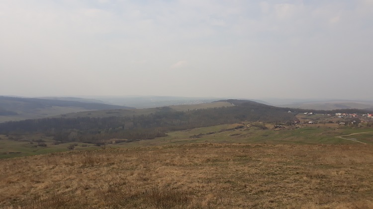 Dincolo de dealuri – SF Politic