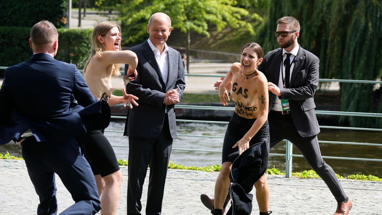 (FOTO) I-a picat fața lui Scholz