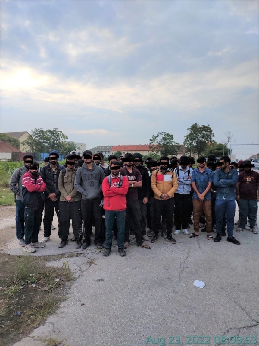 (FOTO) Zeci de migranți, ascunși în Timișoara