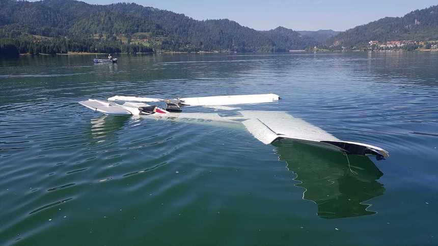 (VIDEO) Imagini cu avionul căzut în lacul Colibița