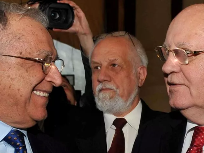 Iliescu varsă o lacrimă pentru Mihail Gorbaciov: „Va rămâne în istoria agitatului secol XX”