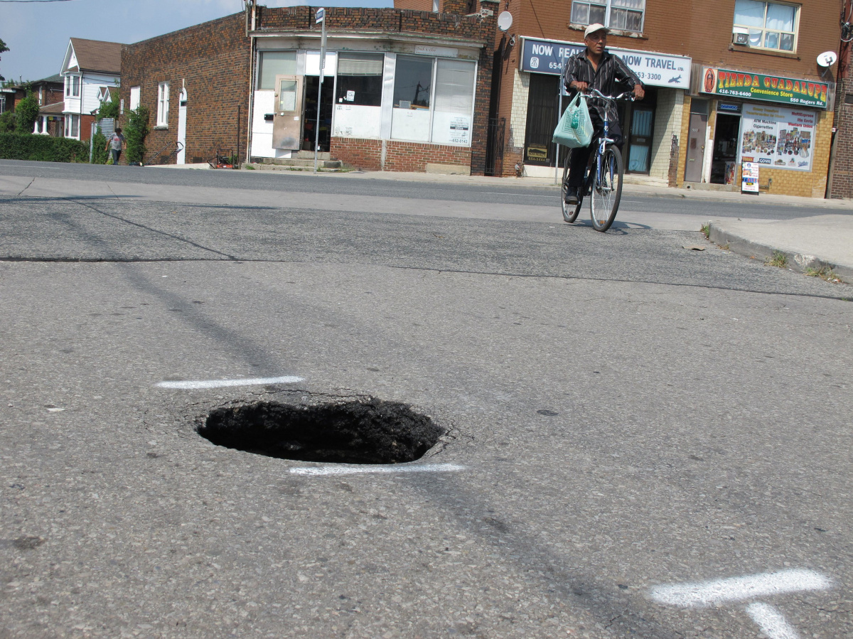 O groapă complet sărită de pe fix