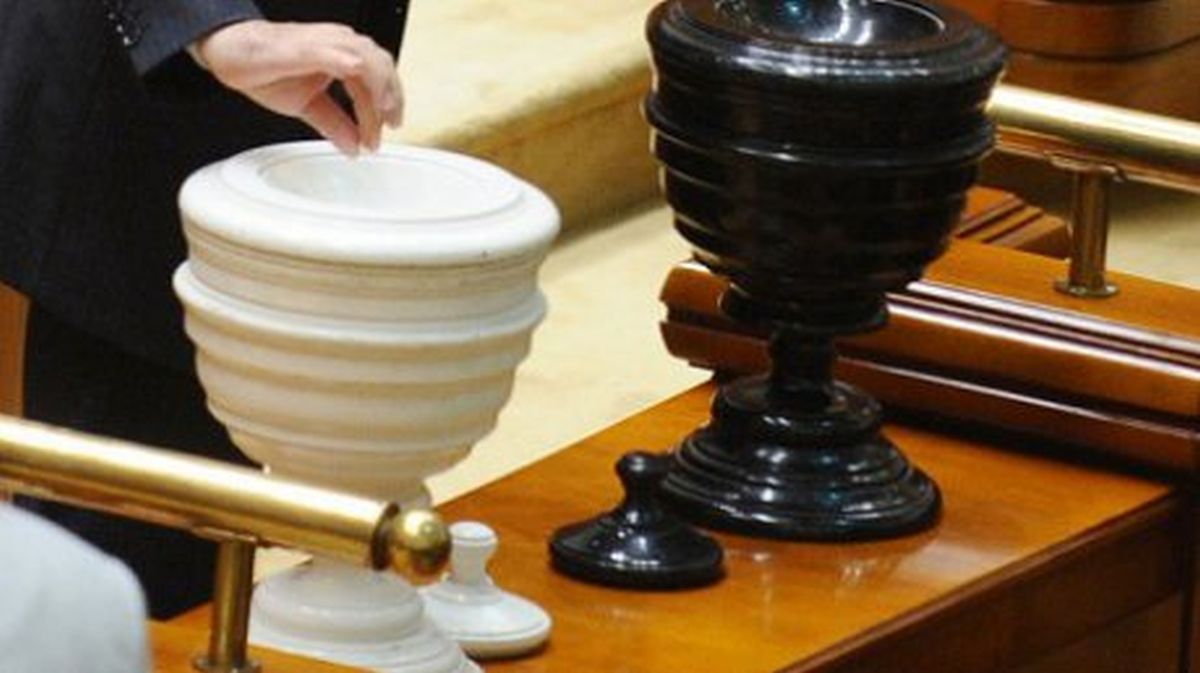 AUR reclamă încălcarea continuă a democraţiei şi anunţă moţiune de cenzură