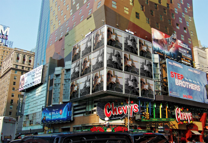 Cine sunt ăștia, buluciți pe trotuar, întreabă un taximetrist