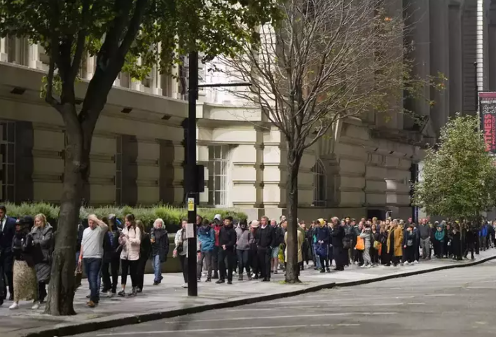 Să stai zece ore la coadă pentru Regină