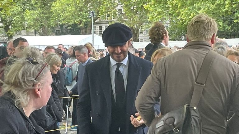 David Beckham, 12 ore la coadă ca să-i aducă omagii reginei