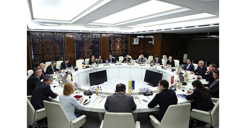 Azerii ne-ar da gaz, dar trebuie să stăm la rând