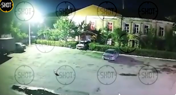 (VIDEO) Gesturi extreme la biroul de înrolare a rușilor