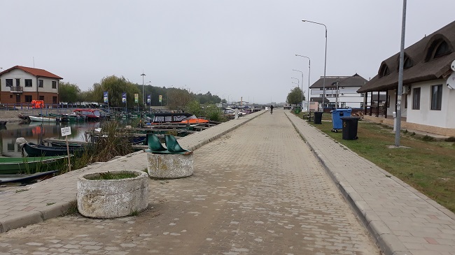 Trece o pompadură. Trece domnul președinte. Trec niște tancuri.