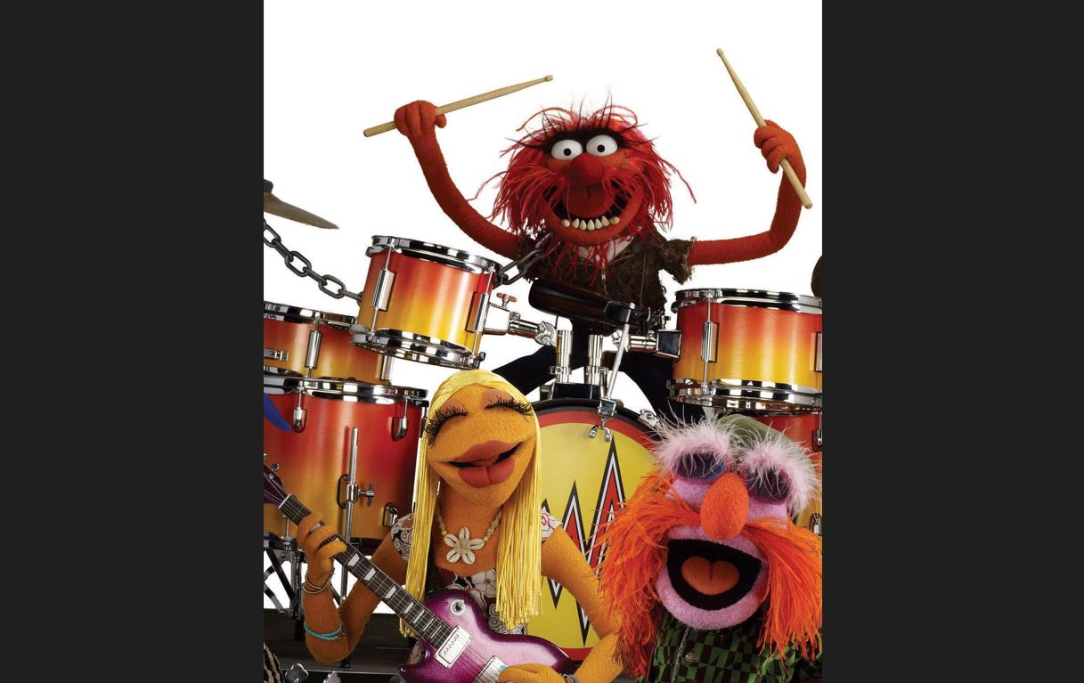 Trece un toboşar, trec o mulţime de fete de pension