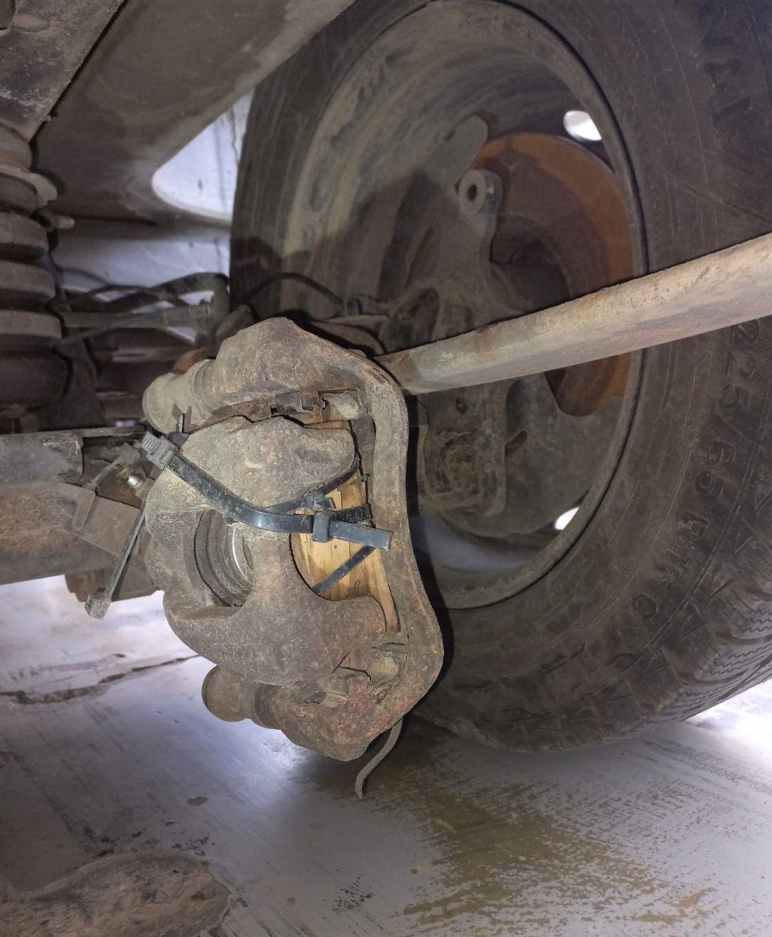 Maşină cu sistemul de frânare prins cu „şoricei”, depistată la RAR