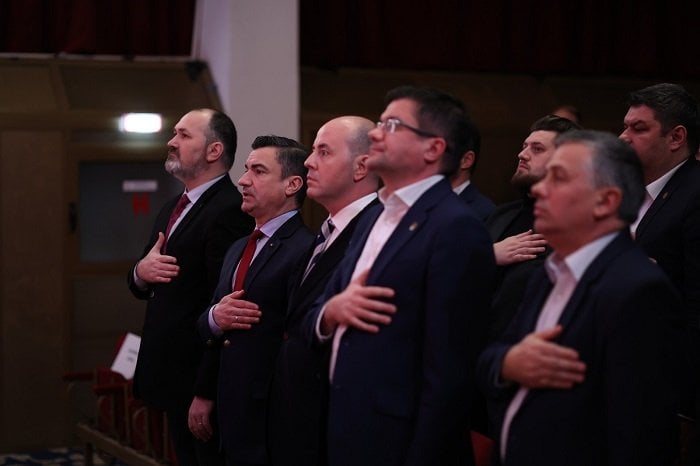 Maricel Popa şterge pe jos cu A. Muraru
