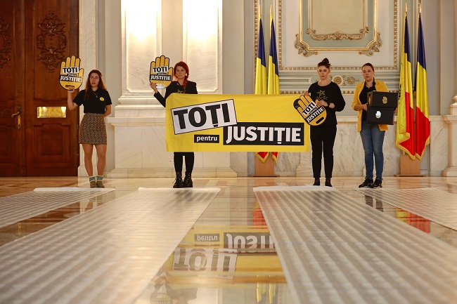 Parlamentarii au călcat peste numele a zeci de mii de români