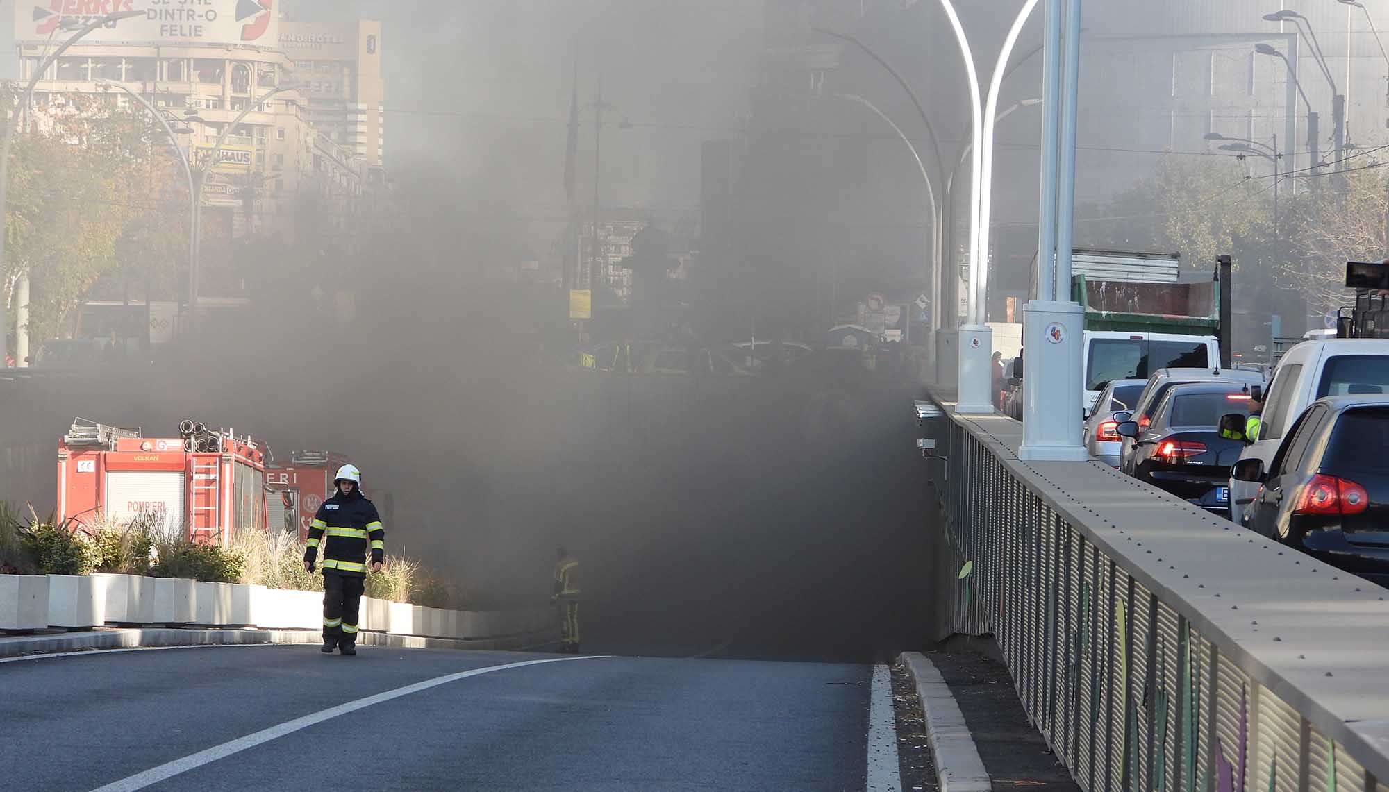 (VIDEO/FOTO) Momentul în care maşina a luat foc în Pasajul Unirii