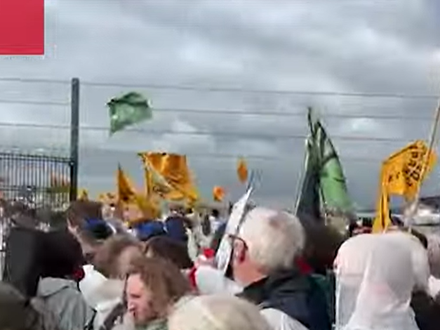 (VIDEO) Activişti de mediu blochează avioanele