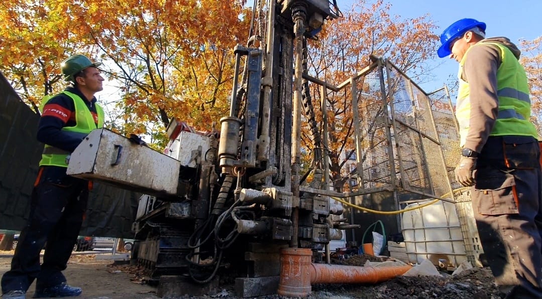 Au început forajele geotehnice pentru consolidarea planșeului de la Piața Unirii