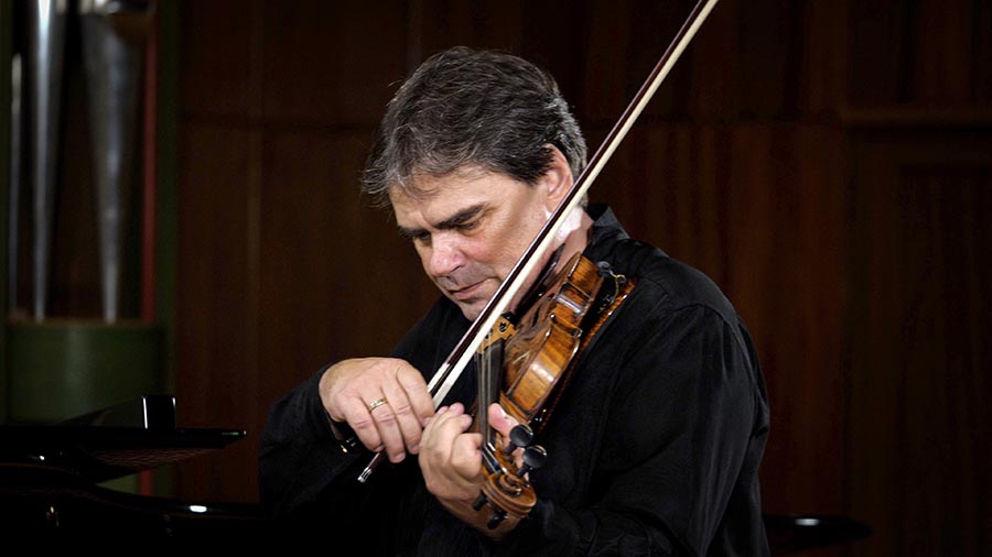 De la sate pe scena Ateneului Român