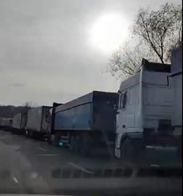 (VIDEO) Cozi de zeci de kilometri la frontiera româno-ucraineană