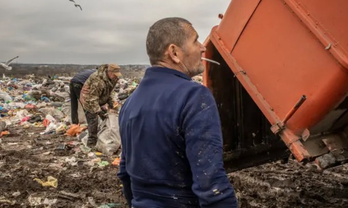 (FOTO) Descoperire oribilă: cadavre la groapa de gunoi